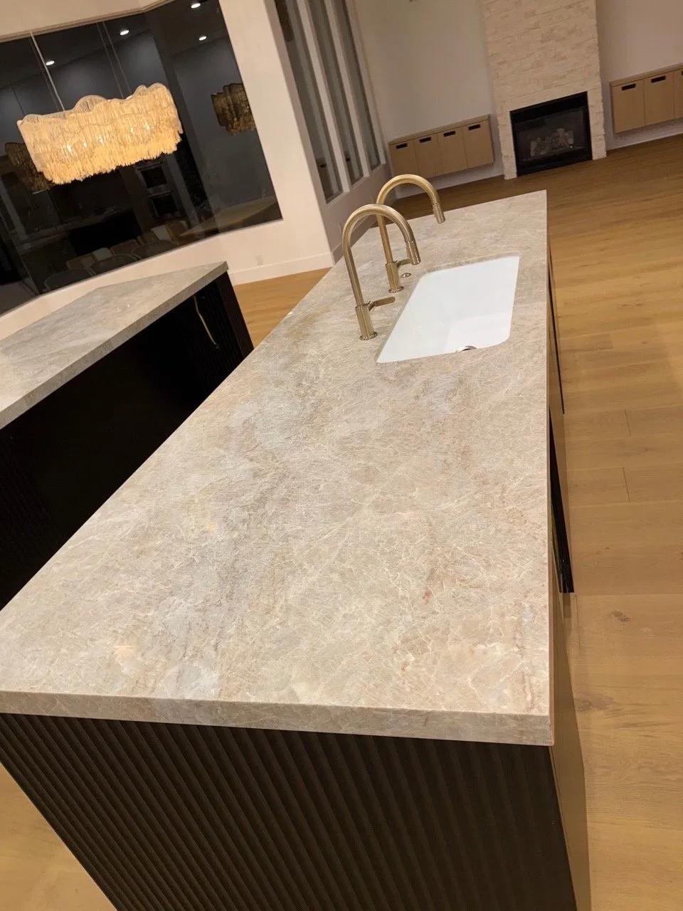 Move out cleaning results - sparkling kitchen countertops